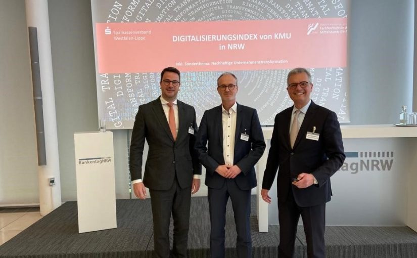 V.l. Andreas Löbbe, Sparkessenverband Westfalen-Lippe, Dr. Marc Vathauer, Lehr- und Forschungsbeauftrager FHM und Geschäftsführer MSF-Vathauer Antriebstechnik, und Prof. Dr. Volker Wittberg, Prorektor Studium & Lehre an der FHM. (Foto: FHM)