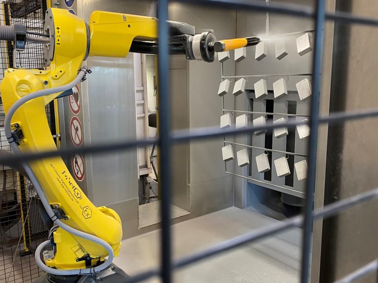 Zwei Lackierroboter kommen bei der BERNSTEIN AG zum Pulverbeschichten von Gehäuseteilen zum Einsatz. (Foto: Bernstein AG)