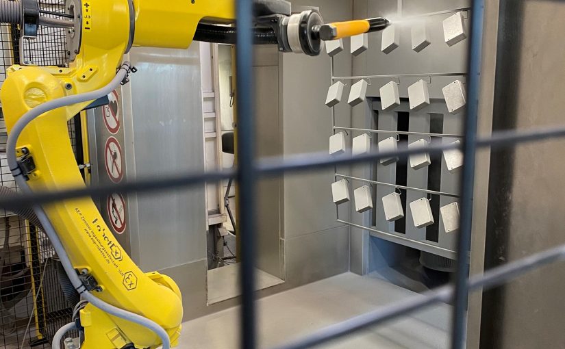 Zwei Lackierroboter kommen bei der BERNSTEIN AG zum Pulverbeschichten von Gehäuseteilen zum Einsatz. (Foto: Bernstein AG)