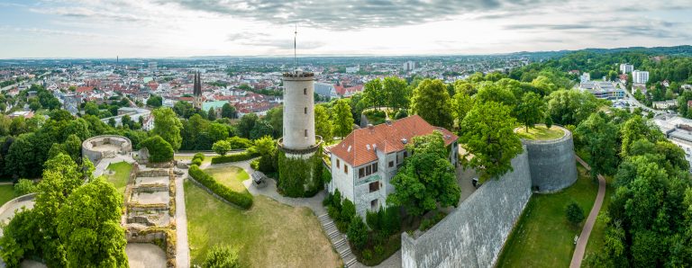 Die Sparrenburg bietet einen fantastischen Blick auf die Stadt und den Teutoburger Wald. Ab 1. April bis Ende Oktober sind der Turm und die Kasematten, das unterirdische Gangsystem, wieder geöffnet. (Foto: Bielefeld Marketing)