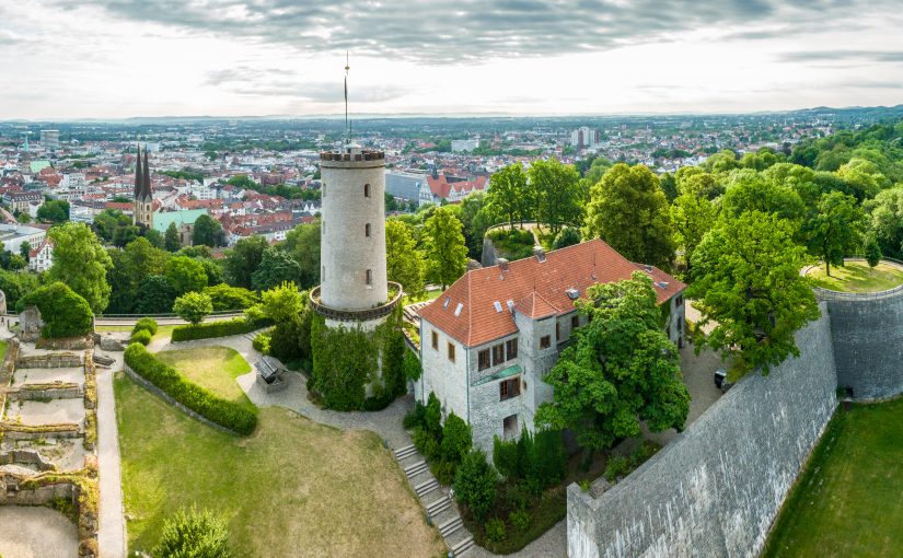 Die Sparrenburg bietet einen fantastischen Blick auf die Stadt und den Teutoburger Wald. Ab 1. April bis Ende Oktober sind der Turm und die Kasematten, das unterirdische Gangsystem, wieder geöffnet. (Foto: Bielefeld Marketing)