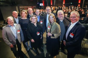 Der Vorstand des Verkehrsvereins im Lokschuppen: (v. l.) Mike Bartels, Thomas Kunz, Jennifer Erdmann, Johannes Göke, Regine Tönsing, Frank Wulfmeyer, Martin Knabenreich, Ursula Pasch, Andreas Büscher und Prof. Olaf Kruse. Es fehlen: Oberbürgermeister Pit Clausen und Henner Zimmat. (Foto: Sarah Jonek)