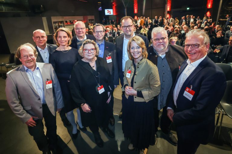 Der Vorstand des Verkehrsvereins im Lokschuppen: (v. l.) Mike Bartels, Thomas Kunz, Jennifer Erdmann, Johannes Göke, Regine Tönsing, Frank Wulfmeyer, Martin Knabenreich, Ursula Pasch, Andreas Büscher und Prof. Olaf Kruse. Es fehlen: Oberbürgermeister Pit Clausen und Henner Zimmat. (Foto: Sarah Jonek)