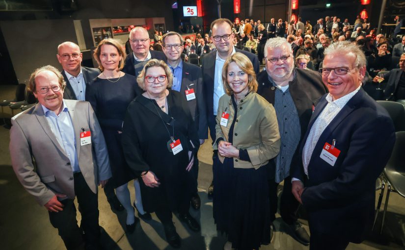 Der Vorstand des Verkehrsvereins im Lokschuppen: (v. l.) Mike Bartels, Thomas Kunz, Jennifer Erdmann, Johannes Göke, Regine Tönsing, Frank Wulfmeyer, Martin Knabenreich, Ursula Pasch, Andreas Büscher und Prof. Olaf Kruse. Es fehlen: Oberbürgermeister Pit Clausen und Henner Zimmat. (Foto: Sarah Jonek)