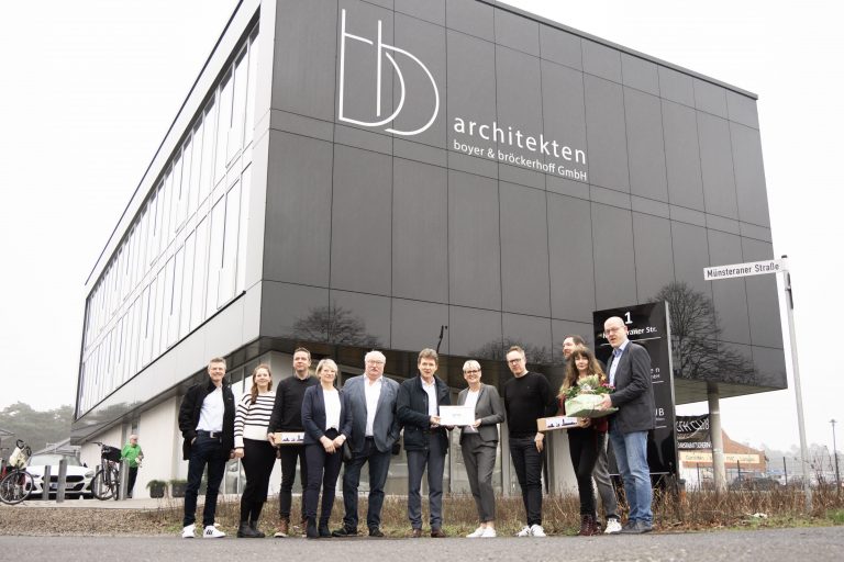 v. li.: Dietmar Lager von der Wirtschaftsförderung der Stadt Lingen, Birgit Linkert und Christian Linkert von easy payroll, Ulrike Schulte vom Wirtschafts- und Grundstücksausschuss sowie der Stellvertretende Vorsitzende des Wirtschafts- und Grundstücksausschusses Stefan Wittler, Oberbürgermeister Dieter Krone, die Architekten Helga Bröckerhoff und Michael Boyer, Mark Kastein und Christiane Greve vom Health Club sowie der stellvertretende Darmer Ortsbürgermeister Thorsten Knoop (Foto: Stadt Lingen)