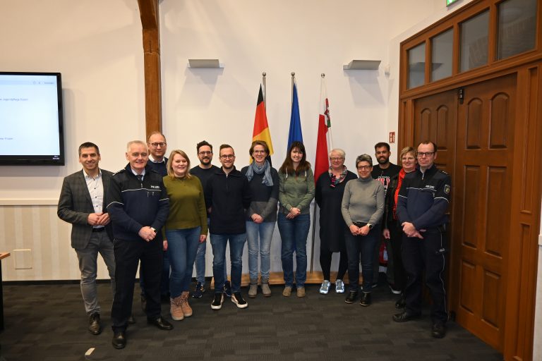 Der Arbeitskreis Drogenprävention (v. l.): Bürgermeister Burkhard Schwuchow, Friedrich Paul (Leiter der Polizeiwache Südkreis), Manuel Krenz (Abteilungsleiter Bürgerdienste), Lena Hesse (Schulsozialarbeit Städt. Gesamtschule Büren und Städt. Grundschulverbund Wegwarte), Alessandro Ferraro (Jugendpflege Büren), Benjamin Rühl (Caritasverband Paderborn), Claudia Reinking (Liebfrauengymnasium Büren), Sabrina Schlepphorst (Mauritius-Gymnasium Büren), Gabi Kaup (Grundschule Lindenhof Büren), Birgit Schäfer-Dören (Grundschulverbund Almetal), Jan Hoffmeister (Jugendpflege Büren), Christiane Hagen (Kreisjugendamt Paderborn) und Stefan Heinz (Polizeiwache Südkreis). Es fehlen: Susanne Kaupmann (Grundschule Steinhausen), Brigitte Dierkes (Caritasverband Paderborn), Carina Ikemeyer (Moritz-von-Büren-Schule), Peter Hoffmann (Ludwig-Erhard-Berufskolleg Paderborn), Eva Wellen (Städtischer Grundschulverbund Wegwarte). (Foto: Stadt Büren)