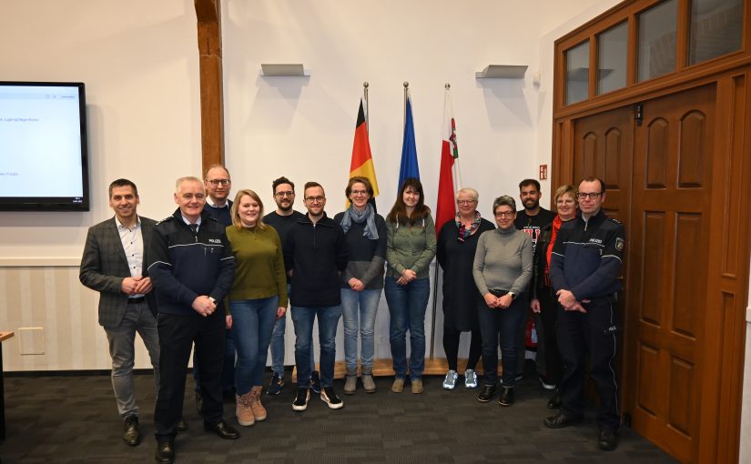 Der Arbeitskreis Drogenprävention (v. l.): Bürgermeister Burkhard Schwuchow, Friedrich Paul (Leiter der Polizeiwache Südkreis), Manuel Krenz (Abteilungsleiter Bürgerdienste), Lena Hesse (Schulsozialarbeit Städt. Gesamtschule Büren und Städt. Grundschulverbund Wegwarte), Alessandro Ferraro (Jugendpflege Büren), Benjamin Rühl (Caritasverband Paderborn), Claudia Reinking (Liebfrauengymnasium Büren), Sabrina Schlepphorst (Mauritius-Gymnasium Büren), Gabi Kaup (Grundschule Lindenhof Büren), Birgit Schäfer-Dören (Grundschulverbund Almetal), Jan Hoffmeister (Jugendpflege Büren), Christiane Hagen (Kreisjugendamt Paderborn) und Stefan Heinz (Polizeiwache Südkreis). Es fehlen: Susanne Kaupmann (Grundschule Steinhausen), Brigitte Dierkes (Caritasverband Paderborn), Carina Ikemeyer (Moritz-von-Büren-Schule), Peter Hoffmann (Ludwig-Erhard-Berufskolleg Paderborn), Eva Wellen (Städtischer Grundschulverbund Wegwarte). (Foto: Stadt Büren)