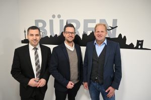 Freuen sich auf die Zusammenarbeit: Bürgermeister Burkhard Schwuchow, Alexander Menke (Betriebsleiter Stadtmarketing) und Jörg Altemeier (Abteilungsleiter Zentrale Dienste). (Foto: Stadt Büren)