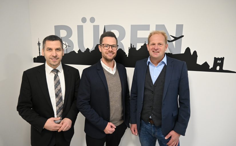 Freuen sich auf die Zusammenarbeit: Bürgermeister Burkhard Schwuchow, Alexander Menke (Betriebsleiter Stadtmarketing) und Jörg Altemeier (Abteilungsleiter Zentrale Dienste). (Foto: Stadt Büren)