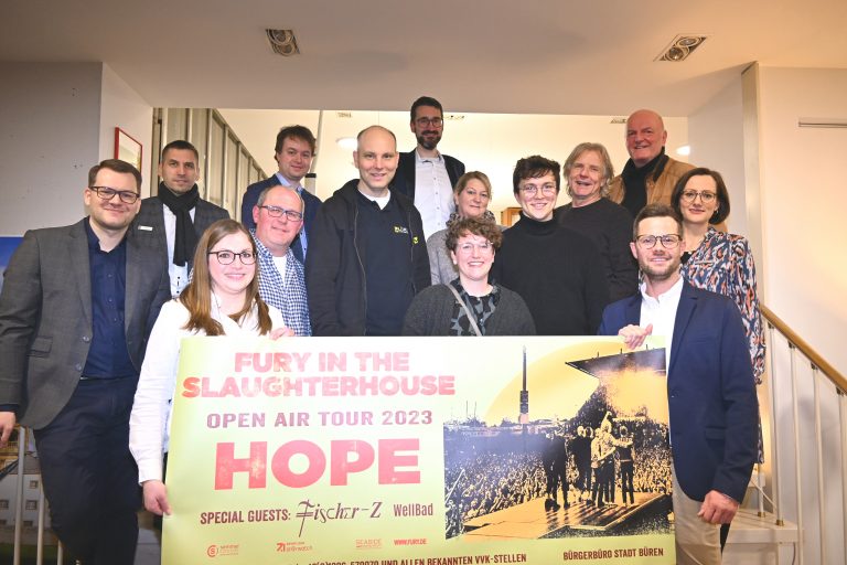 Von links: Fabian Wälter (Westenergie), Bürgermeister Burkhard Schwuchow, Julia Snelinski (Westenergie), Ralf Feldmann (TotalEnergies-Tankstelle Feldmann), Sascha Hirsch (Argus Additive Plastics GmbH), Markus Schulte (Elektro Lüke), Patrick Pelkmann (Volksbank), Ulrike Stratmann, Marie Simon und Niklas Jansen (CAT marketing), Bernhard Büngeler (Bernhard Büngeler GmbH), Gisbert Kemmerling (Konzert- und Eventagentur Kemmerling), Alexander Menke und Isabel Schulte (Stadtmarketing). (Foto: Stadt Büren)