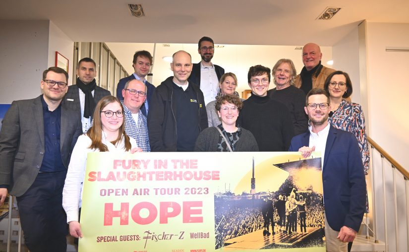 Von links: Fabian Wälter (Westenergie), Bürgermeister Burkhard Schwuchow, Julia Snelinski (Westenergie), Ralf Feldmann (TotalEnergies-Tankstelle Feldmann), Sascha Hirsch (Argus Additive Plastics GmbH), Markus Schulte (Elektro Lüke), Patrick Pelkmann (Volksbank), Ulrike Stratmann, Marie Simon und Niklas Jansen (CAT marketing), Bernhard Büngeler (Bernhard Büngeler GmbH), Gisbert Kemmerling (Konzert- und Eventagentur Kemmerling), Alexander Menke und Isabel Schulte (Stadtmarketing). (Foto: Stadt Büren)