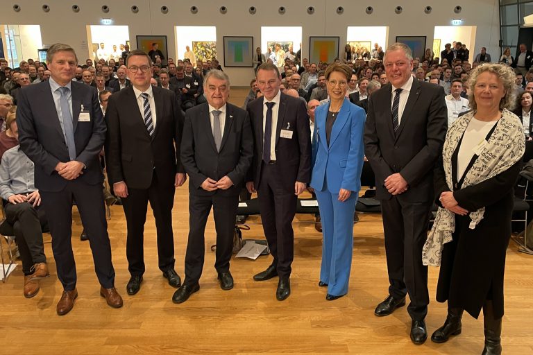 Gastgeber beim Cybercrime-Kongress von Polizei Münster und IHK Nord Westfalen (v.l.): Leitender Kriminaldirektor Jürgen Dekker, Leitender Oberstaatsanwalt Markus Hartmann, NRW-Innenminister Herbert Reul, IHK-Hauptgeschäftsführer Dr. Fritz Jaeckel, Polizeipräsidentin Alexandra Dorndorf sowie die WestLotto-Geschäftsführung mit Andreas Kötter und Christiane Jansen. (Foto: IHK Nord Westfalen)