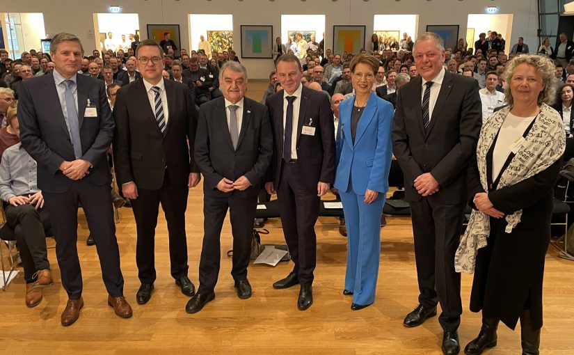 Gastgeber beim Cybercrime-Kongress von Polizei Münster und IHK Nord Westfalen (v.l.): Leitender Kriminaldirektor Jürgen Dekker, Leitender Oberstaatsanwalt Markus Hartmann, NRW-Innenminister Herbert Reul, IHK-Hauptgeschäftsführer Dr. Fritz Jaeckel, Polizeipräsidentin Alexandra Dorndorf sowie die WestLotto-Geschäftsführung mit Andreas Kötter und Christiane Jansen. (Foto: IHK Nord Westfalen)