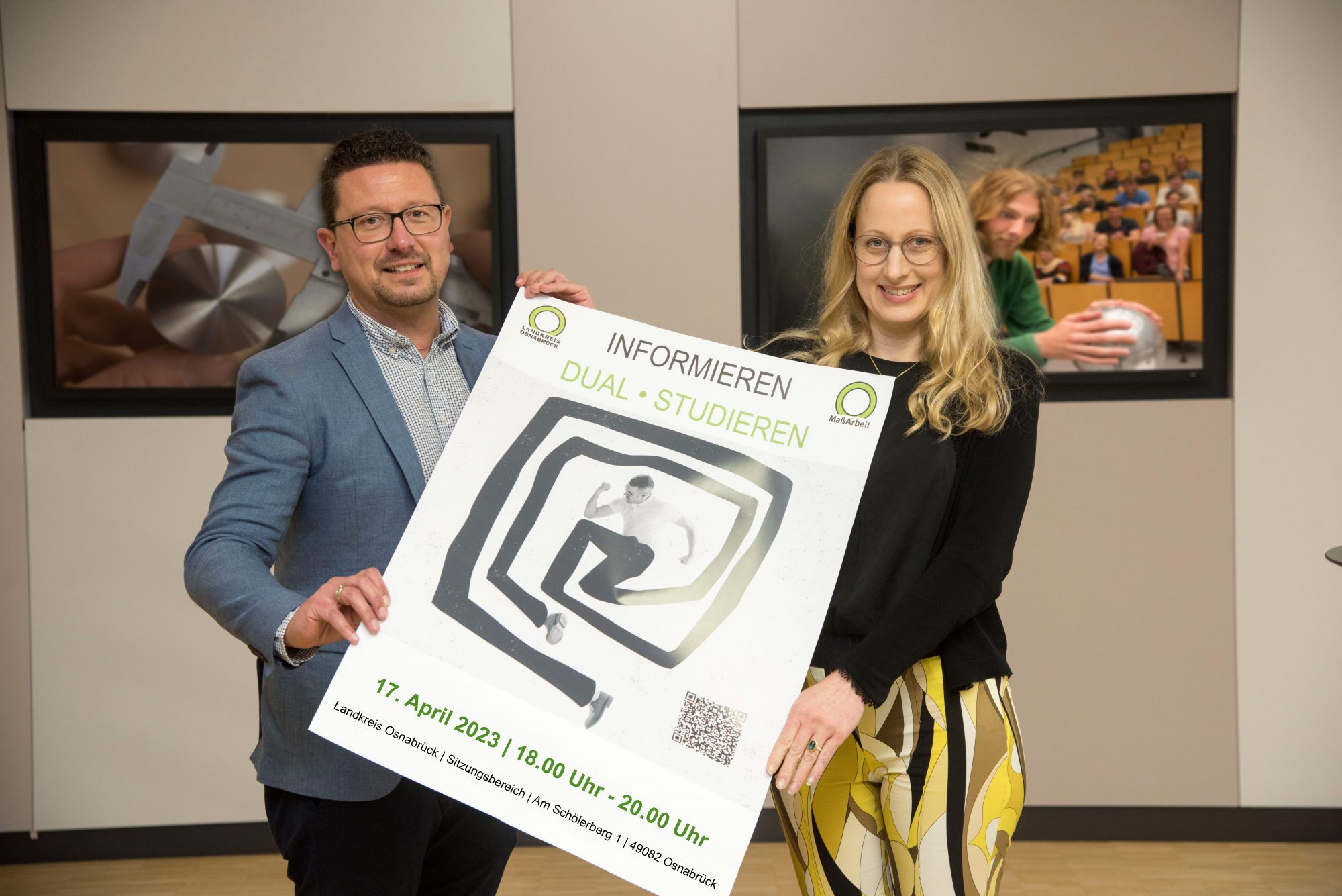 Das Karriereevent „Informieren – dual studieren“ zeigt, dass Studium und betriebliche Ausbildung gut miteinander verbunden werden können. Von links: MaßArbeit-Vorstand Lars Hellmers und Landrätin Anna Kebschull freuen sich auf diese Veranstal-tung. (Foto: MaßArbeit / Uwe Lewandowski)