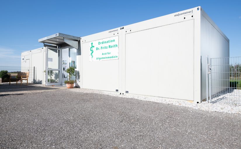 Die Interimsarztpraxis der Ordination Reith bietet in sechs ELA Raummodulen eine Gesamtfläche von 80 Quadratmetern. (Foto: ELA Container GmbH)