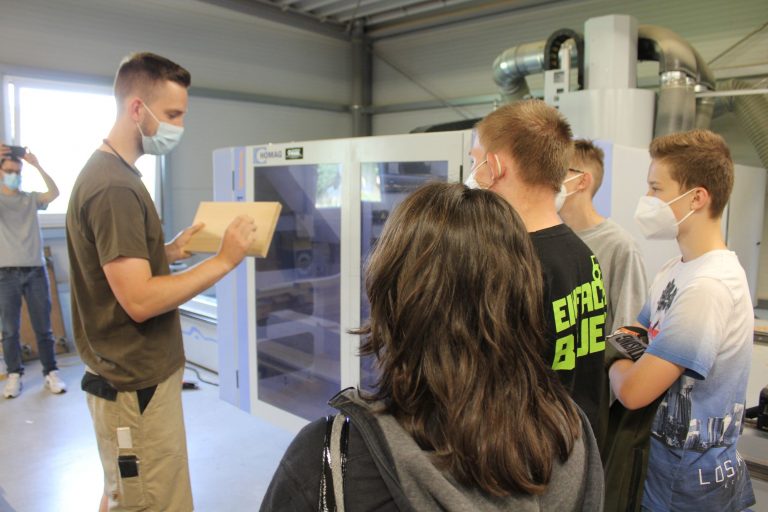 Die Schüler werden in den Kursen durch Experten angeleitet. (Foto: Ems-Achse e.V.)