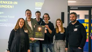 Siegerehrung: (v.l.n.r.) Laudatorin Anke Hosse-Doblinger mit Niklas Masholt, Bill Schmitt, Milan Blau, Julia Schlarmann und Pedro Campos Silva (Think Tank OWL). Es fehlt Frederik Dombrowski. (Foto: Lukas Solle)