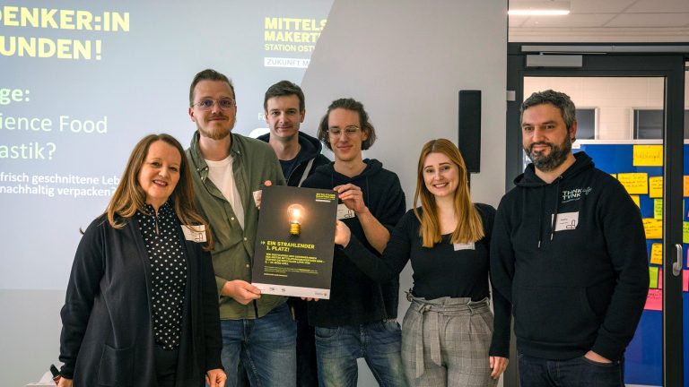 Siegerehrung: (v.l.n.r.) Laudatorin Anke Hosse-Doblinger mit Niklas Masholt, Bill Schmitt, Milan Blau, Julia Schlarmann und Pedro Campos Silva (Think Tank OWL). Es fehlt Frederik Dombrowski. (Foto: Lukas Solle)