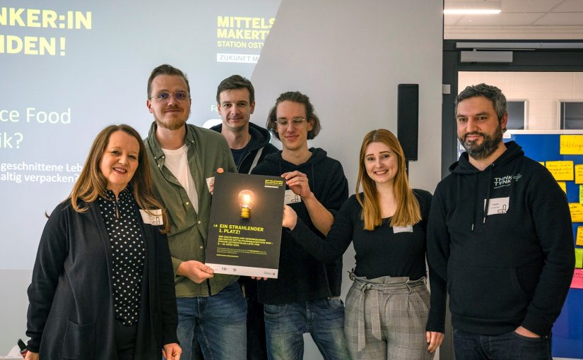 Siegerehrung: (v.l.n.r.) Laudatorin Anke Hosse-Doblinger mit Niklas Masholt, Bill Schmitt, Milan Blau, Julia Schlarmann und Pedro Campos Silva (Think Tank OWL). Es fehlt Frederik Dombrowski. (Foto: Lukas Solle)