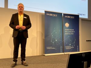DOXNET-Vorstandschef Udo Schäfer bei der Begrüßungsrede (Foto: DOXNET)