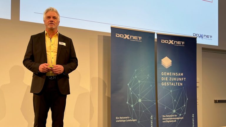 DOXNET-Vorstandschef Udo Schäfer bei der Begrüßungsrede (Foto: DOXNET)