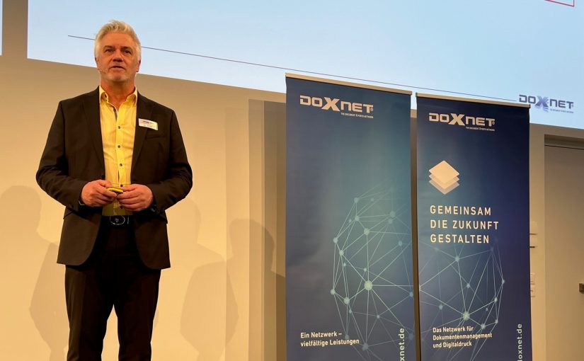 DOXNET-Vorstandschef Udo Schäfer bei der Begrüßungsrede (Foto: DOXNET)