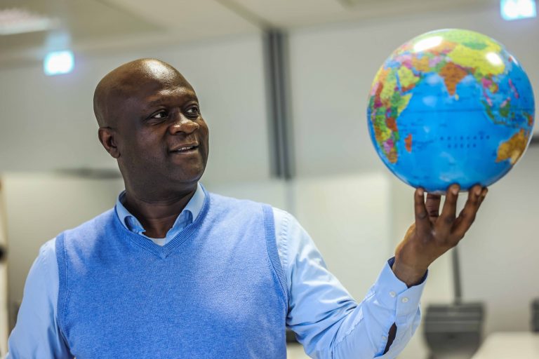 FH-Bielefeld-Alumni Felix Ayuk kam aus Kamerun nach Deutschland, um Hochschullehrer zu werden. Jetzt hat sich sein Traum erfüllt. (Foto: S. Jonek/FH Bielefeld)