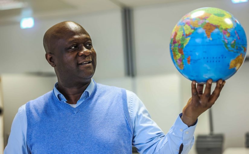 FH-Bielefeld-Alumni Felix Ayuk kam aus Kamerun nach Deutschland, um Hochschullehrer zu werden. Jetzt hat sich sein Traum erfüllt. (Foto: S. Jonek/FH Bielefeld)