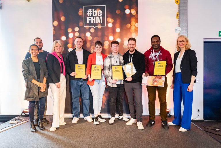 Das Gewinnerteam von "immigreatenergy" mit FHM-Rektorin Prof. Dr. Anne Dreier (3. v.l.) und FHM-Medien-Dekanin Prof. Dr. Astrid Kruse (ganz rechts). (Foto: Fachhochschule des Mittelstandes / Patrice Kunte)