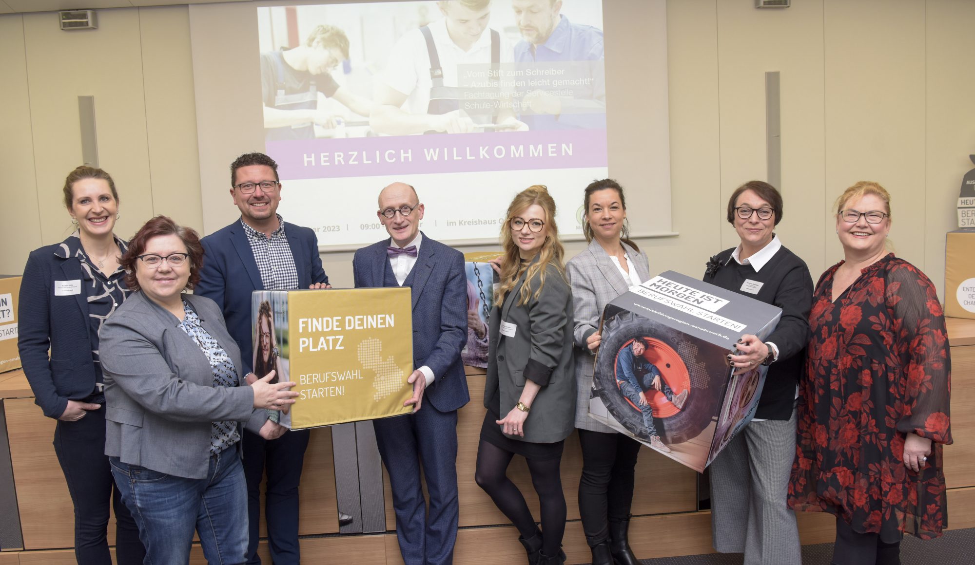 (Von links): Kerstin Hüls, Servicestelle Schule-Wirtschaft der MaßArbeit, die Erste Kreisrätin Bärbel Rosensträter, MaßArbeit-Vorstand Lars Hellmers, Prof. Dr. Uwe Peter Kanning von der Hochschule Osnabrück, Annika Schütte und Katja Bielefeld, Servicestelle Schule-Wirtschaft, MaßArbeit-Bereichsleiterin Susanne Steininger und Moderatorin Debbie Coetzee-Lachmann freuten sich über die gelungene Fachtagung „Vom Stift zum Schreiber – Azubis finden leicht gemacht!“. (Foto: MaßArbeit / Uwe Lewandowski)