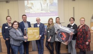 (Von links): Kerstin Hüls, Servicestelle Schule-Wirtschaft der MaßArbeit, die Erste Kreisrätin Bärbel Rosensträter, MaßArbeit-Vorstand Lars Hellmers, Prof. Dr. Uwe Peter Kanning von der Hochschule Osnabrück, Annika Schütte und Katja Bielefeld, Servicestelle Schule-Wirtschaft, MaßArbeit-Bereichsleiterin Susanne Steininger und Moderatorin Debbie Coetzee-Lachmann freuten sich über die gelungene Fachtagung „Vom Stift zum Schreiber – Azubis finden leicht gemacht!“. (Foto: MaßArbeit / Uwe Lewandowski)