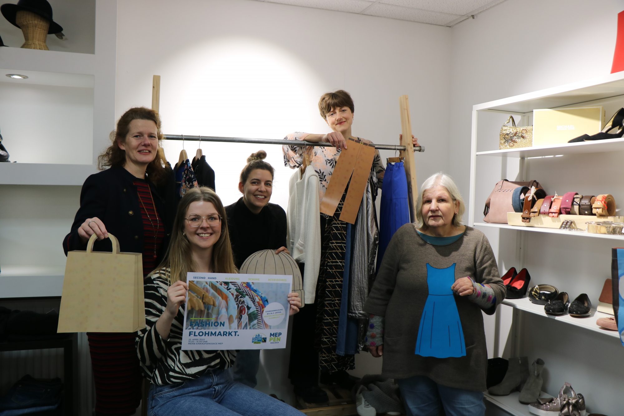 Die Mitglieder der Fairtrade-Steuerungsgruppe der Stadt Meppen freuen sich auf den Fashion-Flohmarkt für Secondhand-Kleidung in Meppen. Standanmeldungen für das Secondhand-Event in der MEP sind bis Sonntag, 26. März, möglich. (Foto: Stadt Meppen)