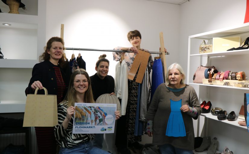 Die Mitglieder der Fairtrade-Steuerungsgruppe der Stadt Meppen freuen sich auf den Fashion-Flohmarkt für Secondhand-Kleidung in Meppen. Standanmeldungen für das Secondhand-Event in der MEP sind bis Sonntag, 26. März, möglich. (Foto: Stadt Meppen)