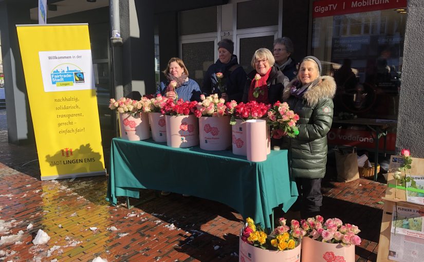 Fairtrade-Rosenaktion auf dem Lingener Wochenmarkt voller Erfolg