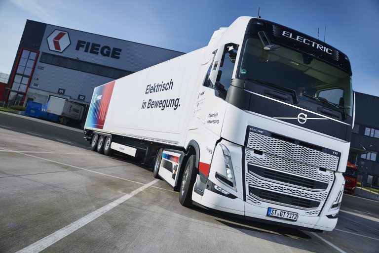 Elektrisch in Bewegung: Durch die Anschaffung der ersten vier E-Lkw bietet Fiege seinen Kunden emissionsfreie Transportlösungen. (Foto: Fiege)