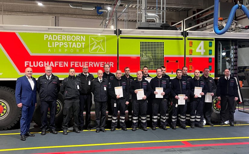 Flughafen-Geschäftsführer Roland Hüser, Kreisbrandmeister Elmar Keuter, Leitstellen-Leiter Tobias Starke, Rettungsdienst-Leiter Stefan Kaiser und der Ärztliche Leiter des Rettungsdienstes Ingo Christiansen (von links) gratulieren einigen Teilnehmern mit dem Leiter der Flughafen-Feuerwehr Roland Kempkensteffen (rechts) zur erfolgreichen Ausbildung als Notfallhelfer NRW. (Foto: Flughafen Paderborn / Lippstadt)