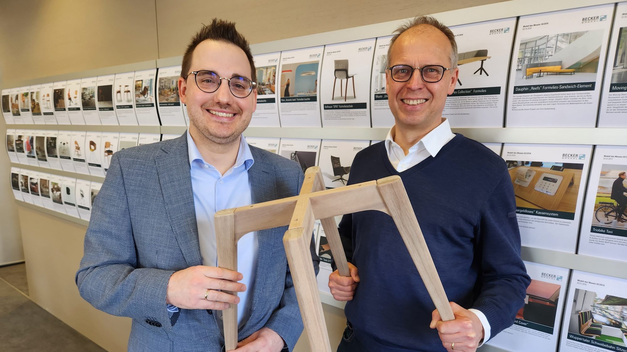 Geschäftsführer Gerrit Becker (links) und Entwicklungsleiter Joachim Schelper begutachten einen der Prototypen, die auf der Interzum in Köln präsentiert werden. (Foto: Becker)