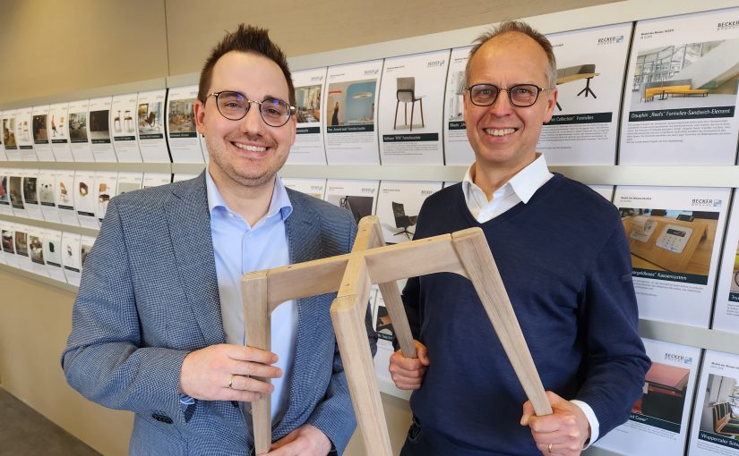Geschäftsführer Gerrit Becker (links) und Entwicklungsleiter Joachim Schelper begutachten einen der Prototypen, die auf der Interzum in Köln präsentiert werden. (Foto: Becker)