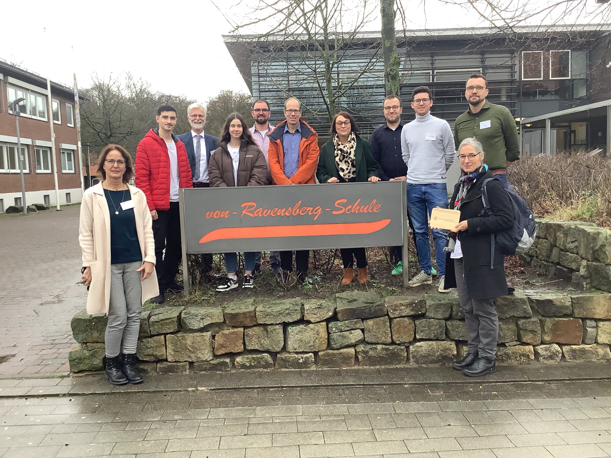 Sie freuen sich über die erneute Verleihung des Gütesiegels „Startklar für den Beruf!“: Ute Zaun (Schulsozialarbeit), Arlind Maxhuni (Schülersprecher), Thorsten Peters (Schulleitung), Celina Kühn (stellvertretende Schülersprecherin), Christoph Düvel (Fachbereichsleitung Wirtschaft), Malte Kampmeyer (Agentur für Arbeit), Susanne Steininger (Übergangsmanage-ment Schule-Beruf der MaßArbeit), Markus Weisbrich (Fachbe-rater Berufsorientierung), Alexander Meyer (MINT Koordinator), Dominik Welp (BO Koordinator, Fachleitung Mathematik), Jutta Hilgers (Fachberaterin Berufsorientierung (Foto: MaßArbeit / Ludger Grönheim)