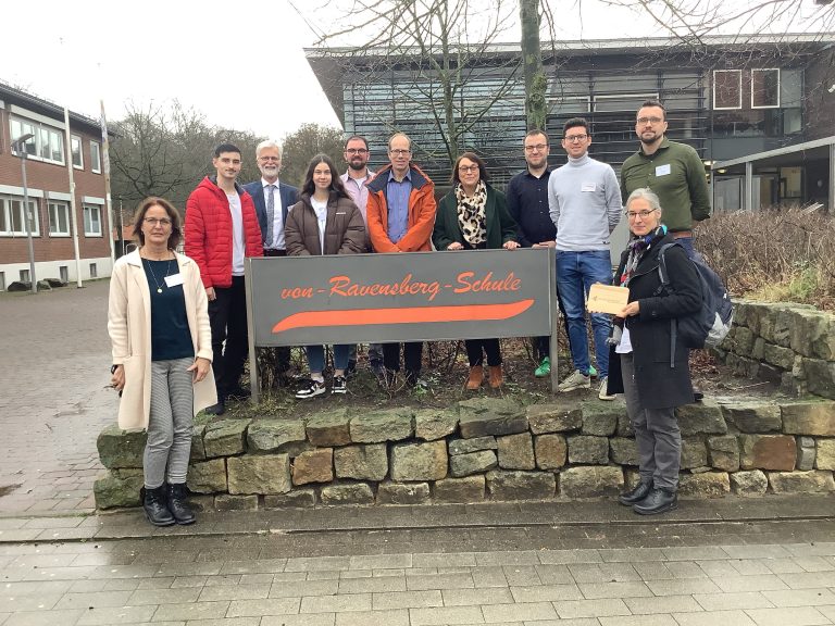 Sie freuen sich über die erneute Verleihung des Gütesiegels „Startklar für den Beruf!“: Ute Zaun (Schulsozialarbeit), Arlind Maxhuni (Schülersprecher), Thorsten Peters (Schulleitung), Celina Kühn (stellvertretende Schülersprecherin), Christoph Düvel (Fachbereichsleitung Wirtschaft), Malte Kampmeyer (Agentur für Arbeit), Susanne Steininger (Übergangsmanage-ment Schule-Beruf der MaßArbeit), Markus Weisbrich (Fachbe-rater Berufsorientierung), Alexander Meyer (MINT Koordinator), Dominik Welp (BO Koordinator, Fachleitung Mathematik), Jutta Hilgers (Fachberaterin Berufsorientierung (Foto: MaßArbeit / Ludger Grönheim)