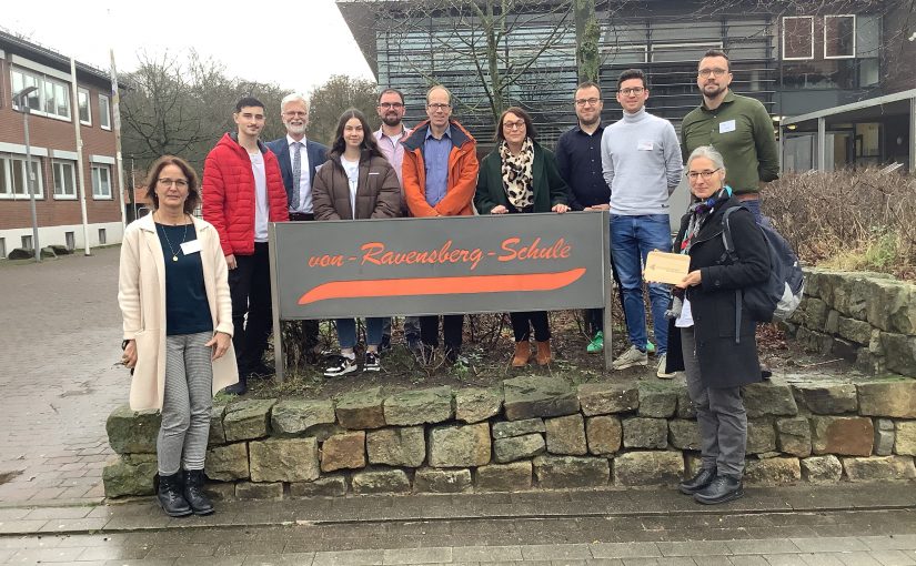 Sie freuen sich über die erneute Verleihung des Gütesiegels „Startklar für den Beruf!“: Ute Zaun (Schulsozialarbeit), Arlind Maxhuni (Schülersprecher), Thorsten Peters (Schulleitung), Celina Kühn (stellvertretende Schülersprecherin), Christoph Düvel (Fachbereichsleitung Wirtschaft), Malte Kampmeyer (Agentur für Arbeit), Susanne Steininger (Übergangsmanage-ment Schule-Beruf der MaßArbeit), Markus Weisbrich (Fachbe-rater Berufsorientierung), Alexander Meyer (MINT Koordinator), Dominik Welp (BO Koordinator, Fachleitung Mathematik), Jutta Hilgers (Fachberaterin Berufsorientierung (Foto: MaßArbeit / Ludger Grönheim)