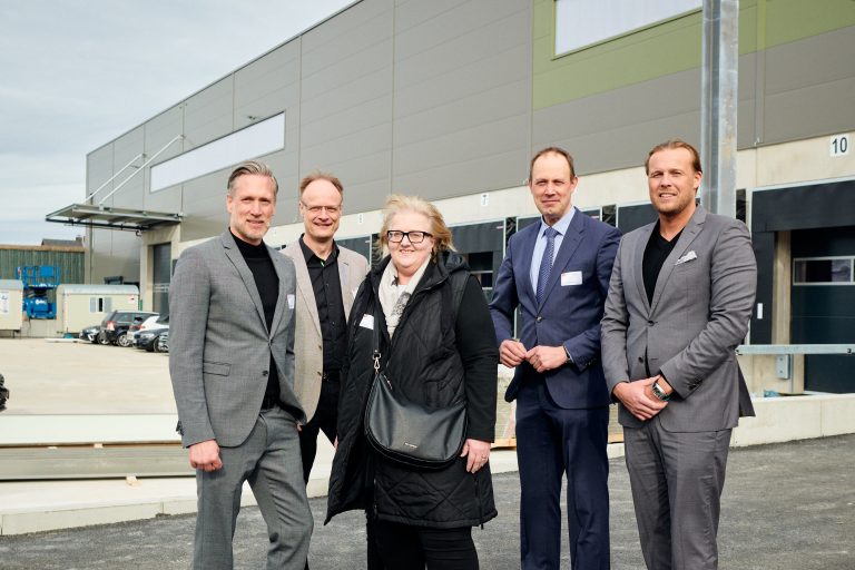 von links nach rechts: Jan-Gerd Bach, Geschäftsführer GDD Development GmbH, Axel Köster, Bereichsleiter Hagedorn Revital GmbH, Kerstin Liefting, Geschäftsführerin LOEWE Logistics & Care GmbH, Bernd Henrichsmeier, Bezirksbürgermeister, Rick Mädel, Geschäftsführer Hagedorn Revital GmbH (Foto: Hagedorn)