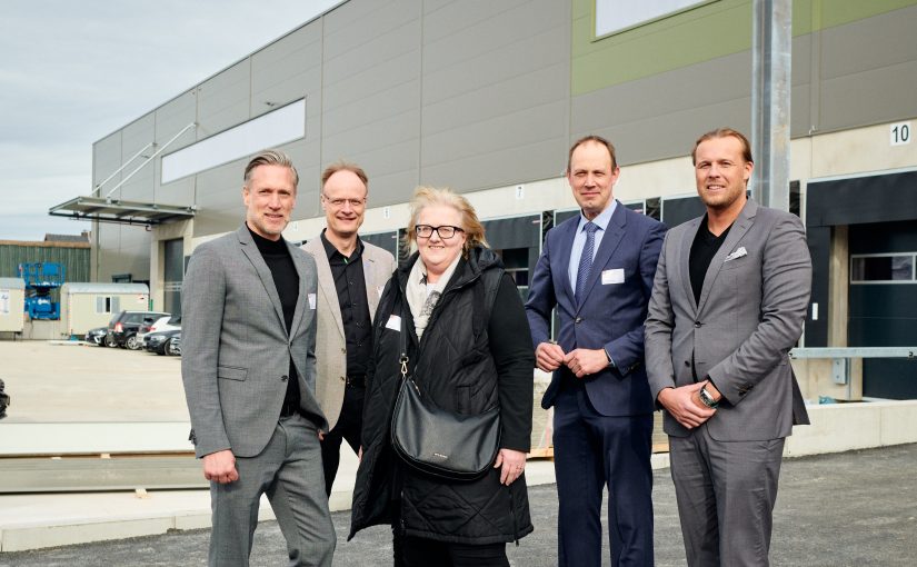 von links nach rechts: Jan-Gerd Bach, Geschäftsführer GDD Development GmbH, Axel Köster, Bereichsleiter Hagedorn Revital GmbH, Kerstin Liefting, Geschäftsführerin LOEWE Logistics & Care GmbH, Bernd Henrichsmeier, Bezirksbürgermeister, Rick Mädel, Geschäftsführer Hagedorn Revital GmbH (Foto: Hagedorn)