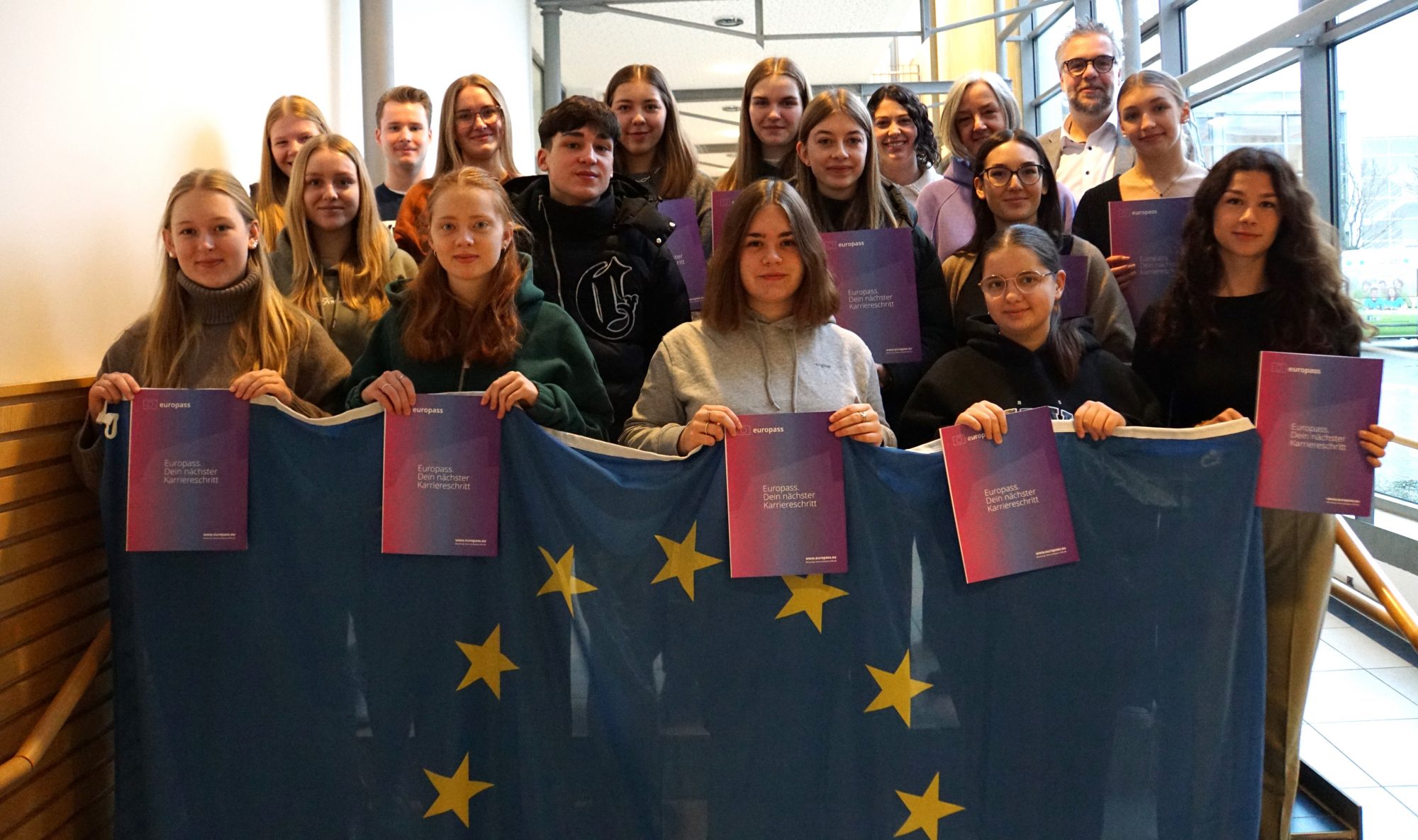 Teilnehmende Schülerinnen und Schüler des HANSE-Berufskollegs mit ihren Europässen; hinten rechts (von l. n. r.): Stefanie Lemos (Lehrerin), Annegret Kollmeier (Abteilungsleiterin Europaschule), Heiko Jucks (stellv. Schulleiter) (Foto: Hanse Berufskolleg)