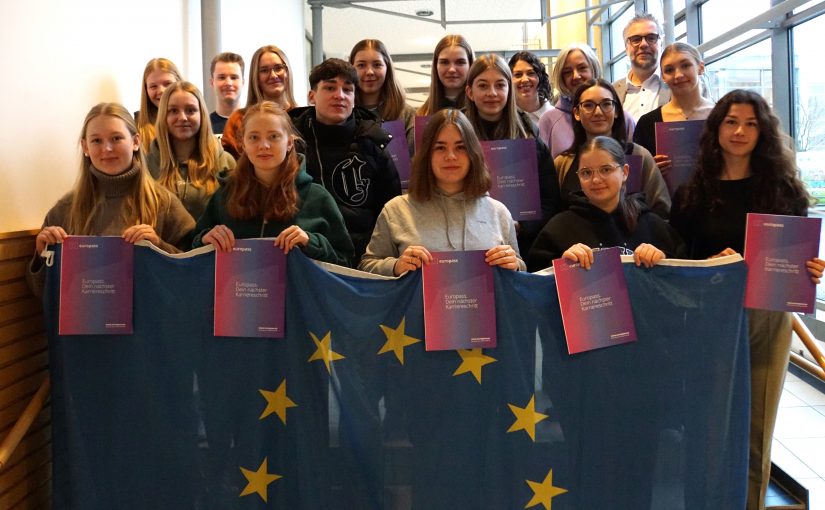 Teilnehmende Schülerinnen und Schüler des HANSE-Berufskollegs mit ihren Europässen; hinten rechts (von l. n. r.): Stefanie Lemos (Lehrerin), Annegret Kollmeier (Abteilungsleiterin Europaschule), Heiko Jucks (stellv. Schulleiter) (Foto: Hanse Berufskolleg)