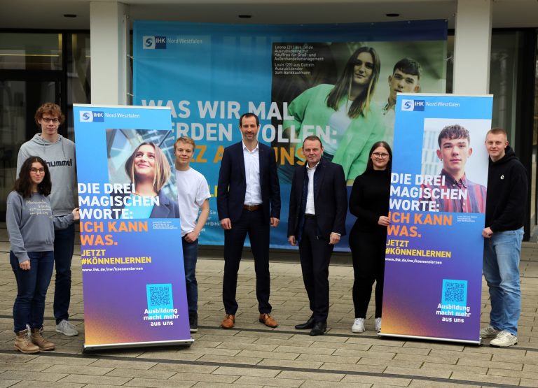 Ab sofort gilt: Jetzt #könnenlernen! IHK-Hauptgeschäftsführer Dr. Fritz Jaeckel (5. v. l.) und IHK-Geschäftsbereichsleiter Bildung, Fachkräftesicherung und Recht, Carsten Taudt (4. v. l.), und fünf IHK-Auszubildende freuen sich über den Start der Ausbildungskampagne. (Foto: IHK Nordwest)