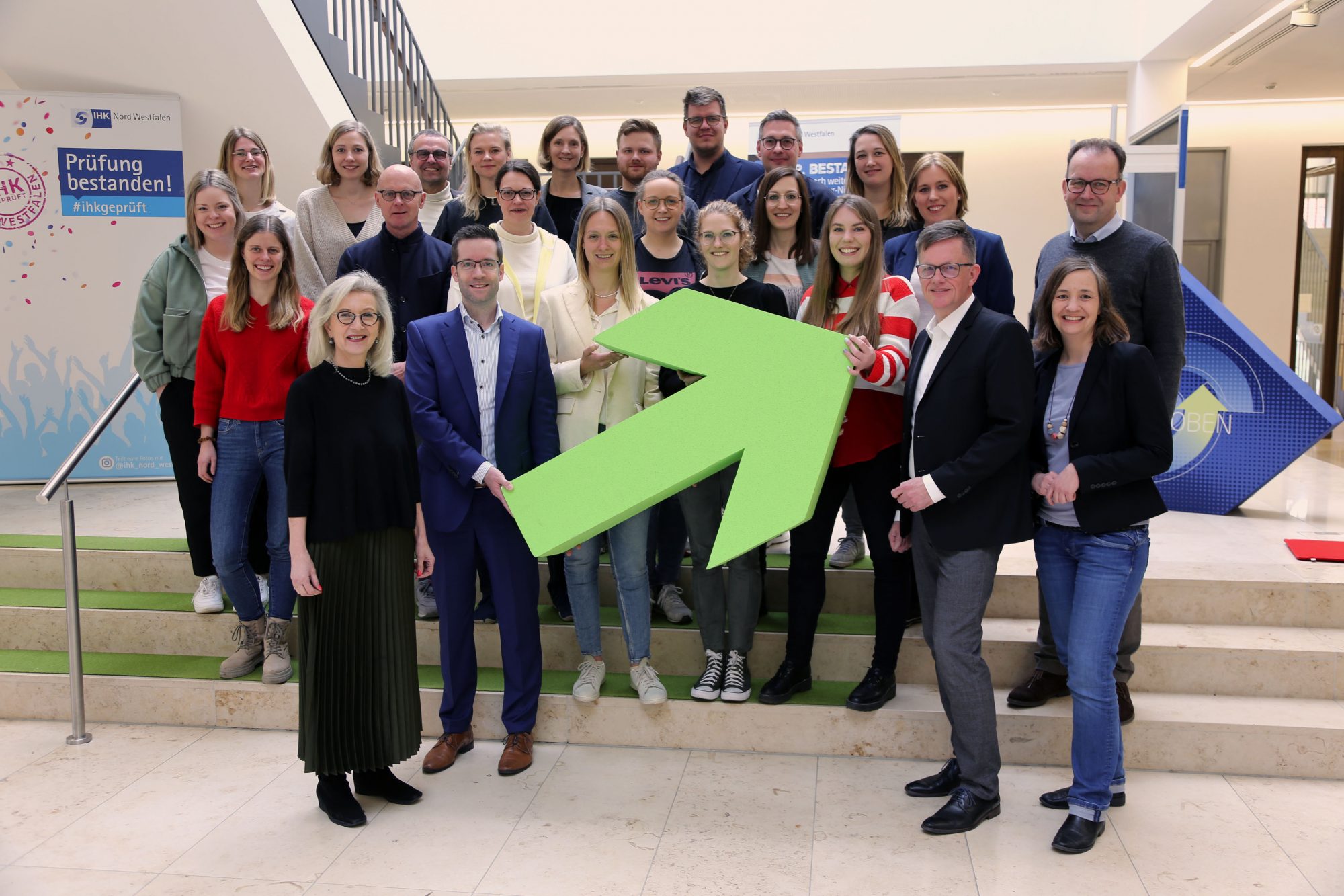 IHK-Lehrgang für City- und Quartiersmanagement in Münster gestartet: bcsd-Vorsitzende Bernadette Spinnen vom Stadtmarketing Münster sowie Sven Wolf, Jens von Lengerke und Cornelia Scholz von der IHK (vorne von links) begrüßen dazu 18 Frauen und Männer aus ganz Nordrhein-Westfalen. (Foto: IHK)