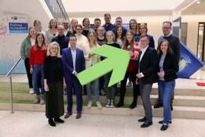IHK-Lehrgang für City- und Quartiersmanagement in Münster gestartet: bcsd-Vorsitzende Bernadette Spinnen vom Stadtmarketing Münster sowie Sven Wolf, Jens von Lengerke und Cornelia Scholz von der IHK (vorne von links) begrüßen dazu 18 Frauen und Männer aus ganz Nordrhein-Westfalen. (Foto: IHK)