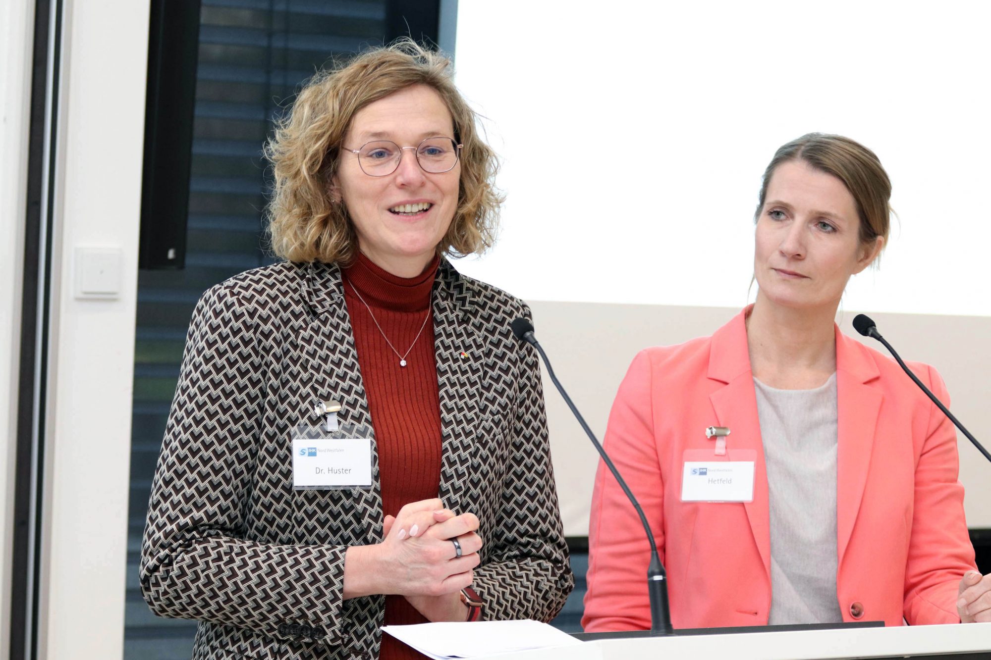 Dr. Silke Huster (l.), Vorsitzende des Nachhaltigkeitsausschusses und Geschäftsführerin der Rottendorf Pharma GmbH (Ennigerloh), und ihre Stellvertreterin Tatjana Hetfeld, Geschäftsführerin der RDN Agentur für Public Relations GmbH & Co. KG (Recklinghausen), stellten die Nachhaltigkeitsziele der IHK Nord Westfalen vor. (Foto: IHK Nord Westfalen)