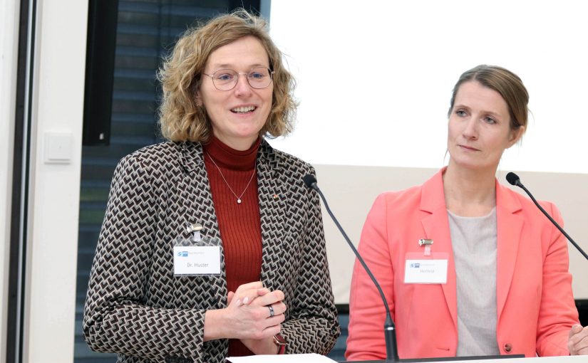 Dr. Silke Huster (l.), Vorsitzende des Nachhaltigkeitsausschusses und Geschäftsführerin der Rottendorf Pharma GmbH (Ennigerloh), und ihre Stellvertreterin Tatjana Hetfeld, Geschäftsführerin der RDN Agentur für Public Relations GmbH & Co. KG (Recklinghausen), stellten die Nachhaltigkeitsziele der IHK Nord Westfalen vor. (Foto: IHK Nord Westfalen)